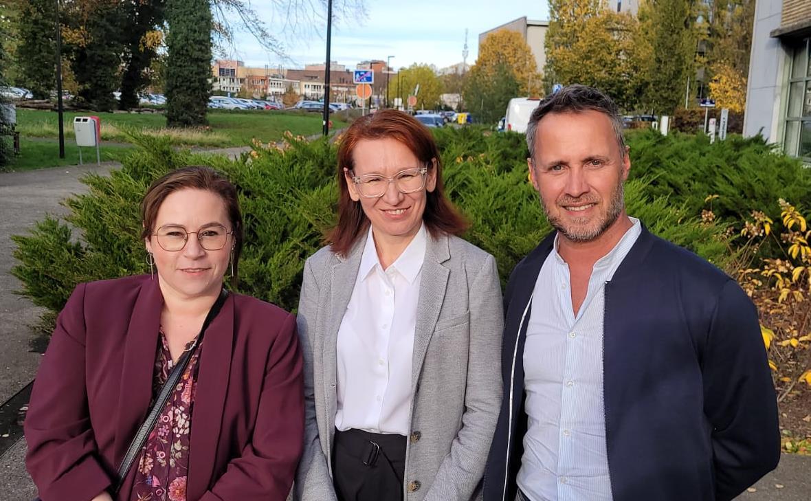 Die Teilnehmenden aus der CHC-Gesundheitsgruppe: Tatiana Naryzhnyaya (in der Mitte), Krankenpflegerin für Krankenhaushygiene und Mitglied des HOST Move, umrahmt von Laetitia Hopmans und Thibault Martin-Schmets, leitende Krankenpflegerin bzw. Direktor der Résidence CHC Heusy.